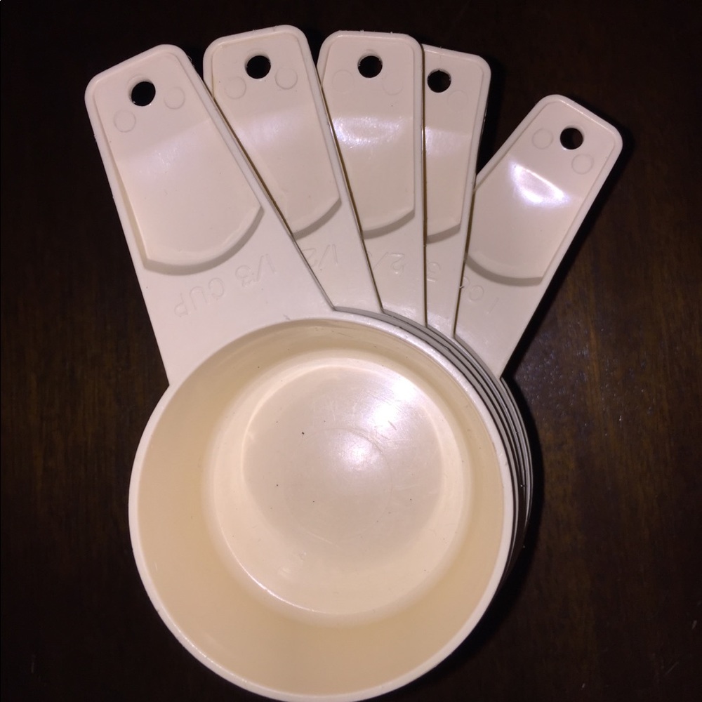 Tupperware measuring cups